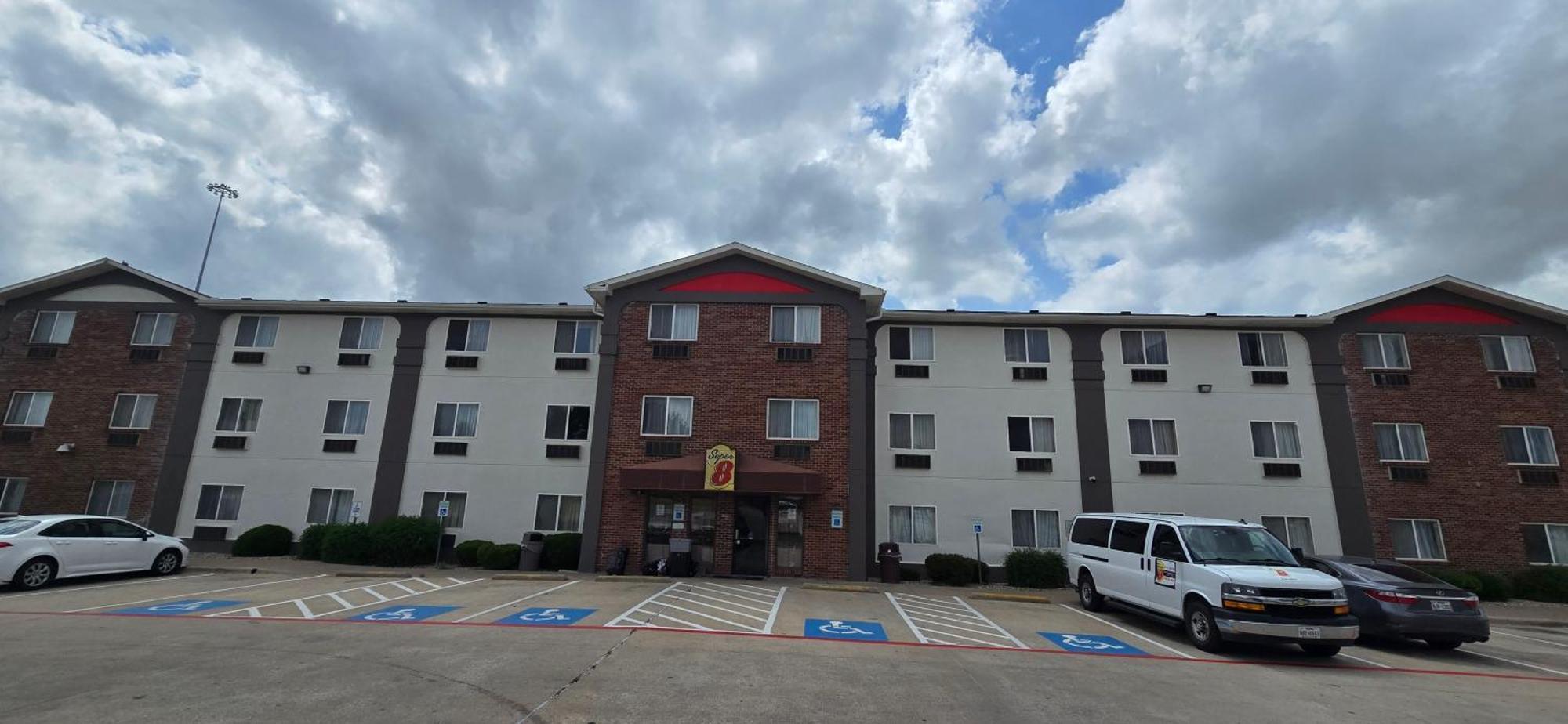 Super 8 By Wyndham Irving Dfw Airport/South Hotel Eksteriør billede